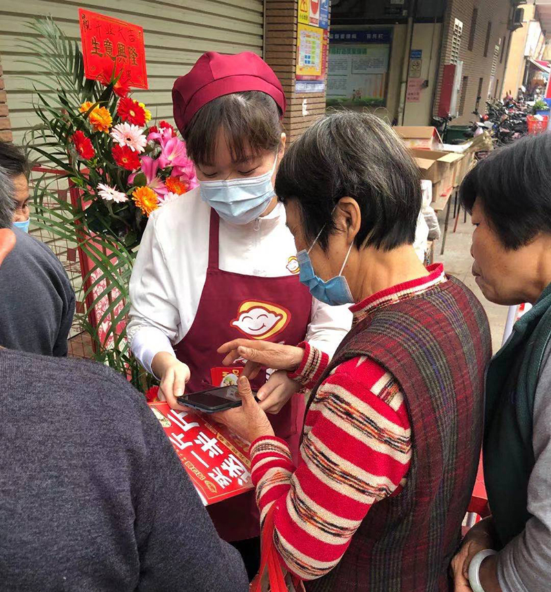 何老板萬萬沒想到，自己的餃子云吞店開業(yè)的第一天就門庭若市